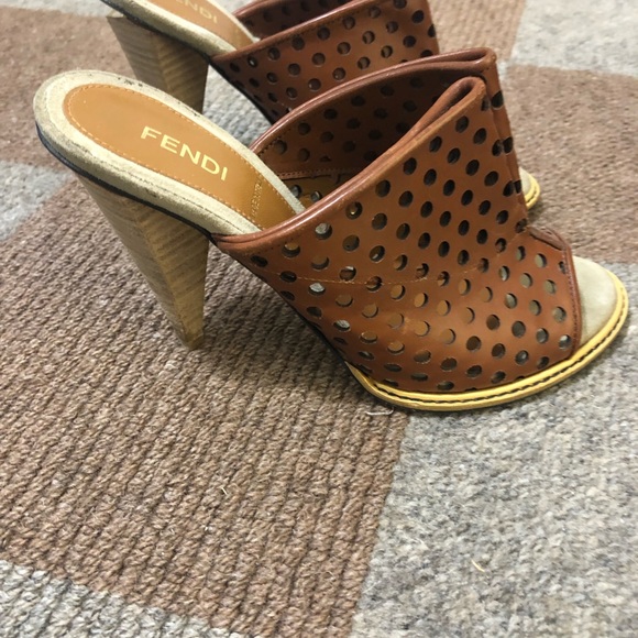 Fendi sandals , size 36, worn only a few times ! Authentic . - Picture 3 of 4